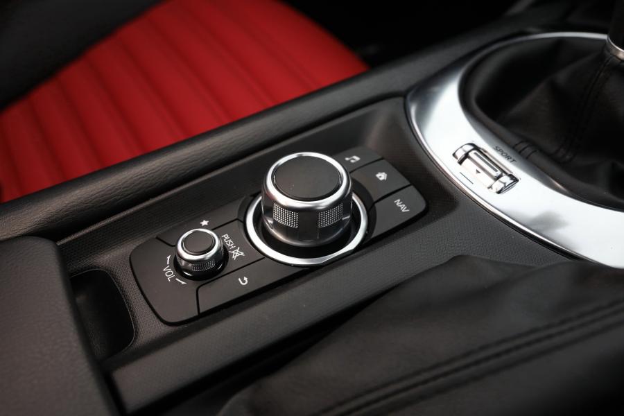 Детали интерьера Abarth 124 Spider Monza Edition (348) 2018 года  (AU) (фото 12 из 23)